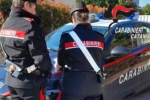 Adrano, 20enne a spasso con l’auto e due coltelli a serramanico: denunciato