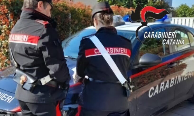 Adrano, 20enne a spasso con l’auto e due coltelli a serramanico: denunciato