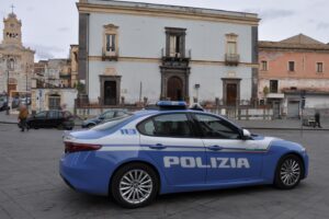 Adrano, taglia due gomme dell’auto al vicino di casa: 67enne denunciato