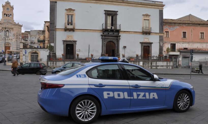 Adrano, taglia due gomme dell’auto al vicino di casa: 67enne denunciato