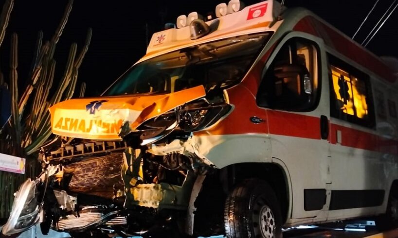 Belpasso, incidente stradale sulla SP229/I, scontro tra ambulanza e una Fiat 500: sei feriti