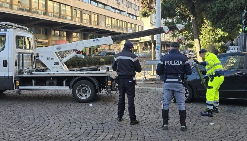 Catania, raffiche di multe vicino a “fera ‘o luni” per auto parcheggiate in tripla fila