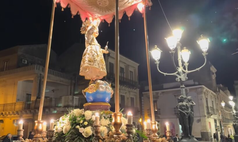 Paternò, fischi di extracomunitari alla processione del Bambin Gesù: consiglieri comunali chiedono seduta straordinaria del Consiglio