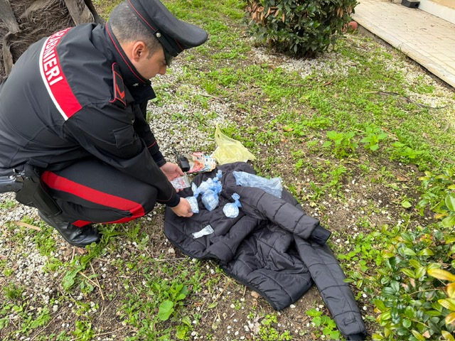 Catania, pusher 36enne ‘offre’ la droga agli automobilisti del quartiere Trappeto: arrestato