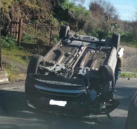 Ragalna, incidente autonomo in via Pietro Micca: donna perde il controllo della propria auto