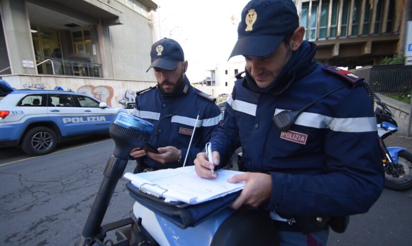 Catania, lotta alla sosta selvaggia: fermato parcheggiatore abusivo con 26 chiavi di auto lasciate in doppia e tripla fila